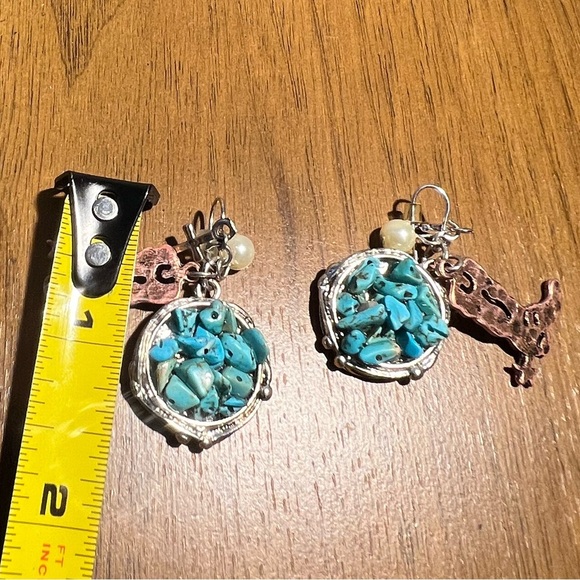 Real crushed turquoise earrings. Metal colour w/ brass, cowboy, boot, and pearl. - Picture 9 of 12